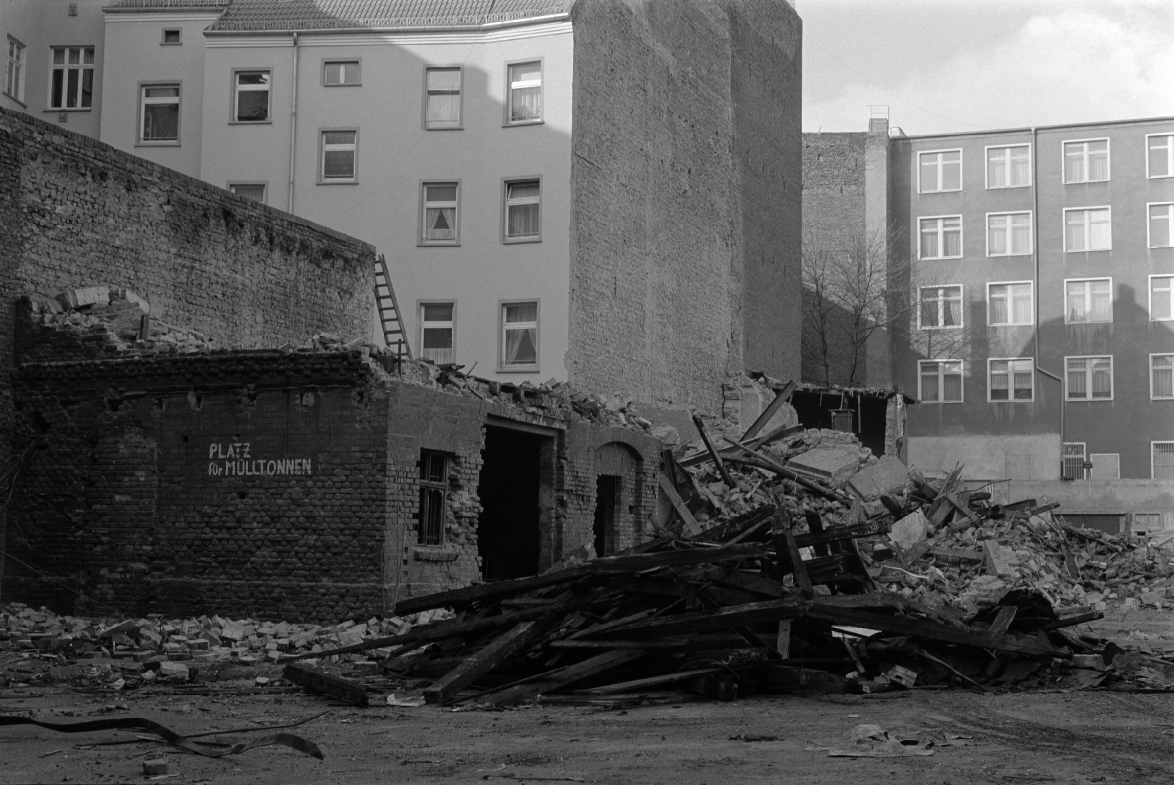 AHP F1993 03 005 sc240902 img14 NLP